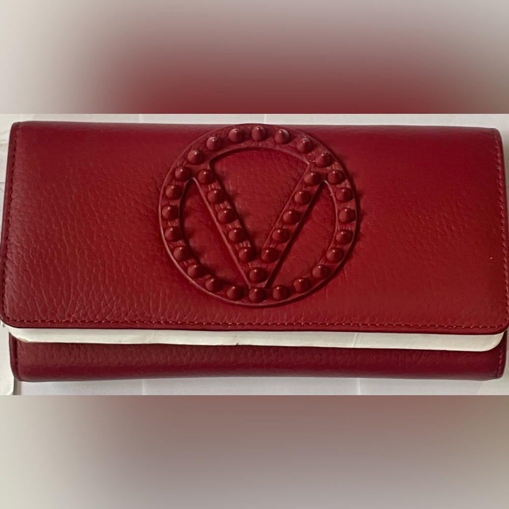 VALENTINO MARIO STYLISH RED HANDBAG WITH GOLD CHAIN AND TEXTURED DESIGN.